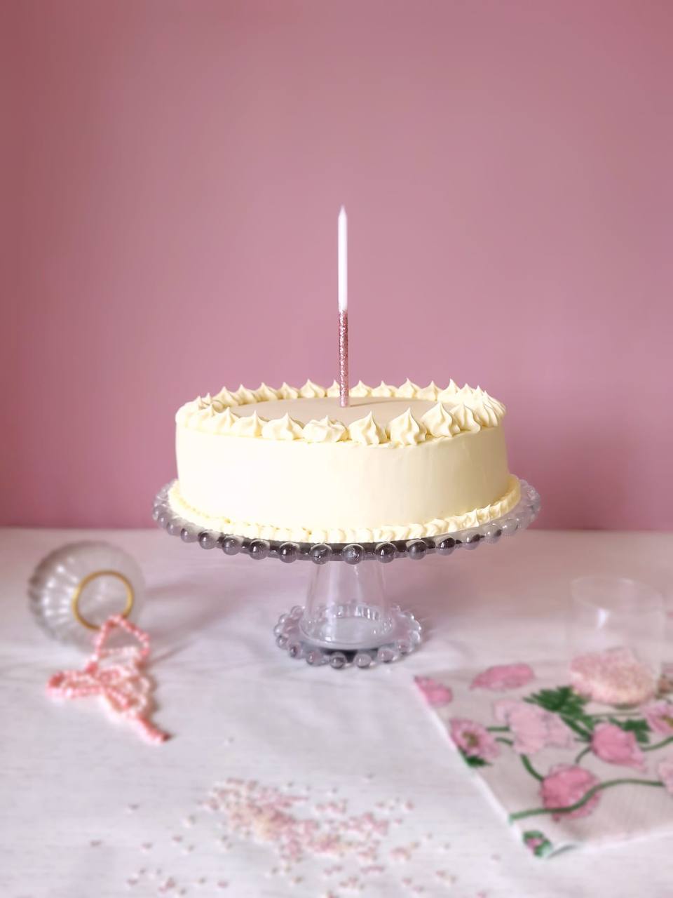 Tårta på rosa bakgrund